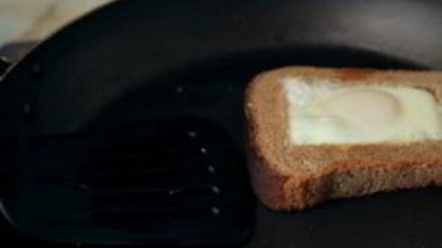 яичница в хлебе, перце и луке