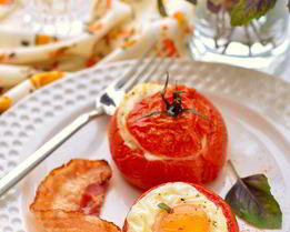 Яичница в помидорах