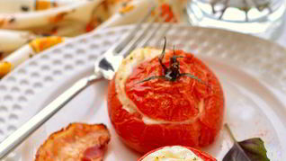 Яичница в помидорах