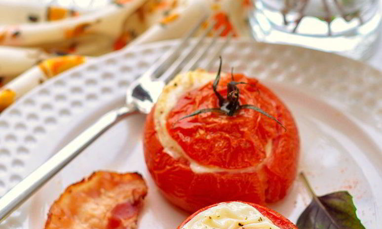 Рецепт яичницы в помидорах