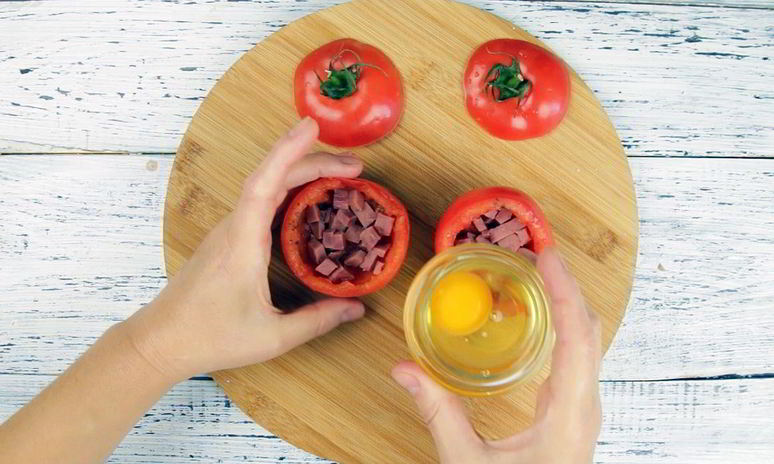 Рецепт яичницы в помидоре