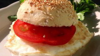 Яичница в свежеиспеченной булочке с кунжутом