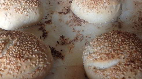 яичница в свежеиспеченной булочке с кунжутом