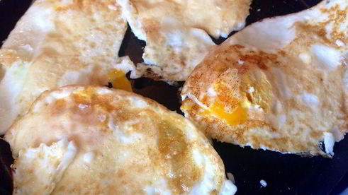 яичница в свежеиспеченной булочке с кунжутом