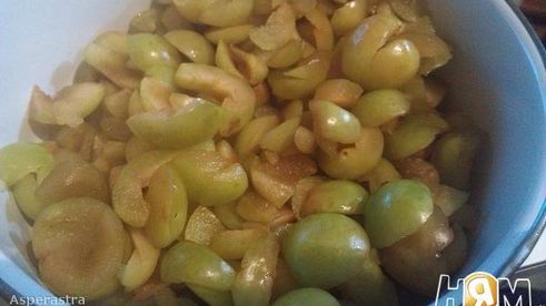 закуска из алычи с базиликом и чесноком