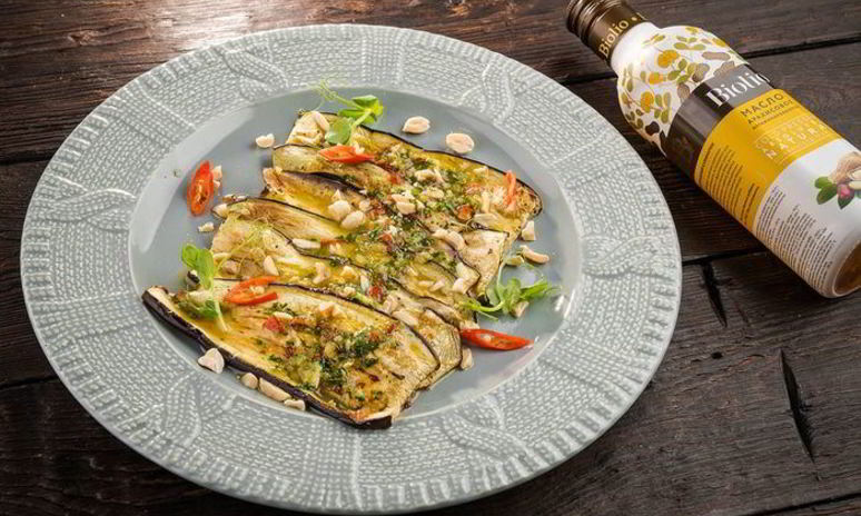 Рецепт закуски из запеченных баклажанов с арахисом