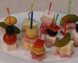 Закуска на шпажках с ветчиной