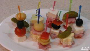 Закуска на шпажках с ветчиной