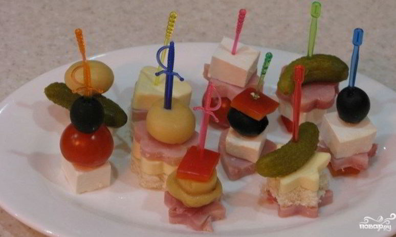 Рецепт закуски на шпажках с ветчиной