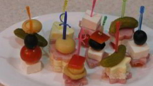 закуска на шпажках с ветчиной