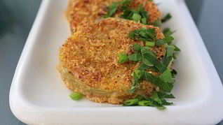 Жареные зеленые помидоры с молочной подливкой