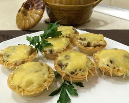 Жульен в тарталетках с грибами и сыром