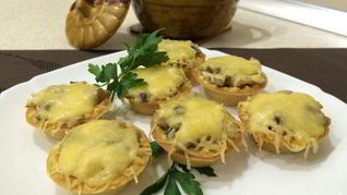 Жульен в тарталетках с грибами и сыром