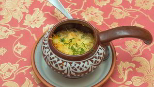 Жюльен с курицей и грибами в горшочках